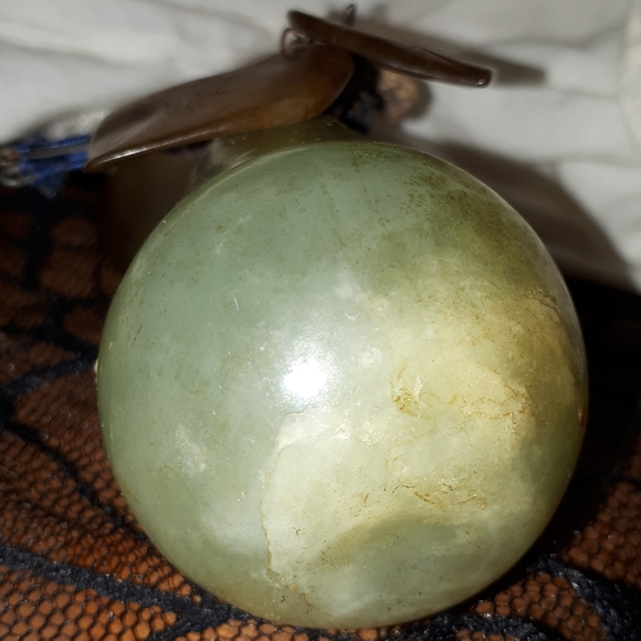 Vintage carved stone pear - Picture 3 of 3